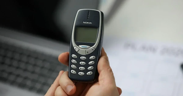 Usuários estão trocando smartphones por celulares. por Shutterstock