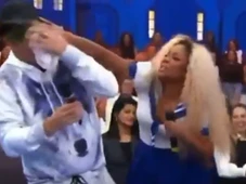 Imagem - VÍDEO: Cariúcha tira calcinha ao vivo e esfrega no rosto de Sérgio Mallandro