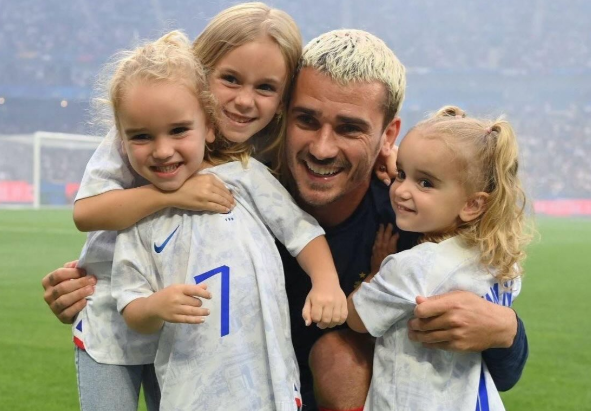 Antoine Griezmann  com filhos por Reprodução