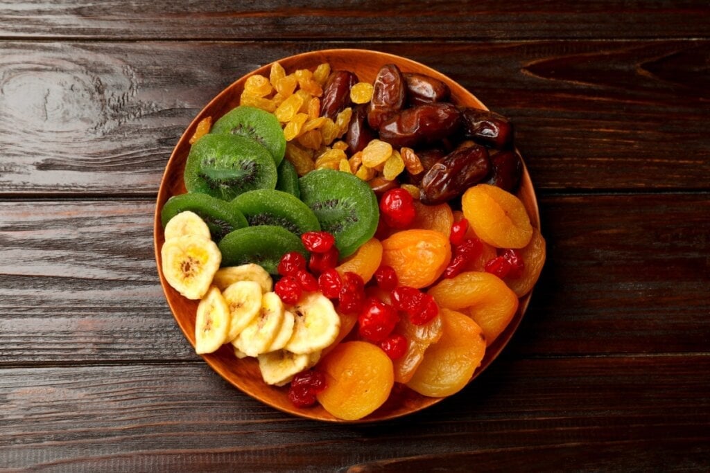Frutas secas são ótimas alternativas para substituir castanhas e amendoins nas sobremesas das festas juninas (Imagem: New Africa | Shutterstock)