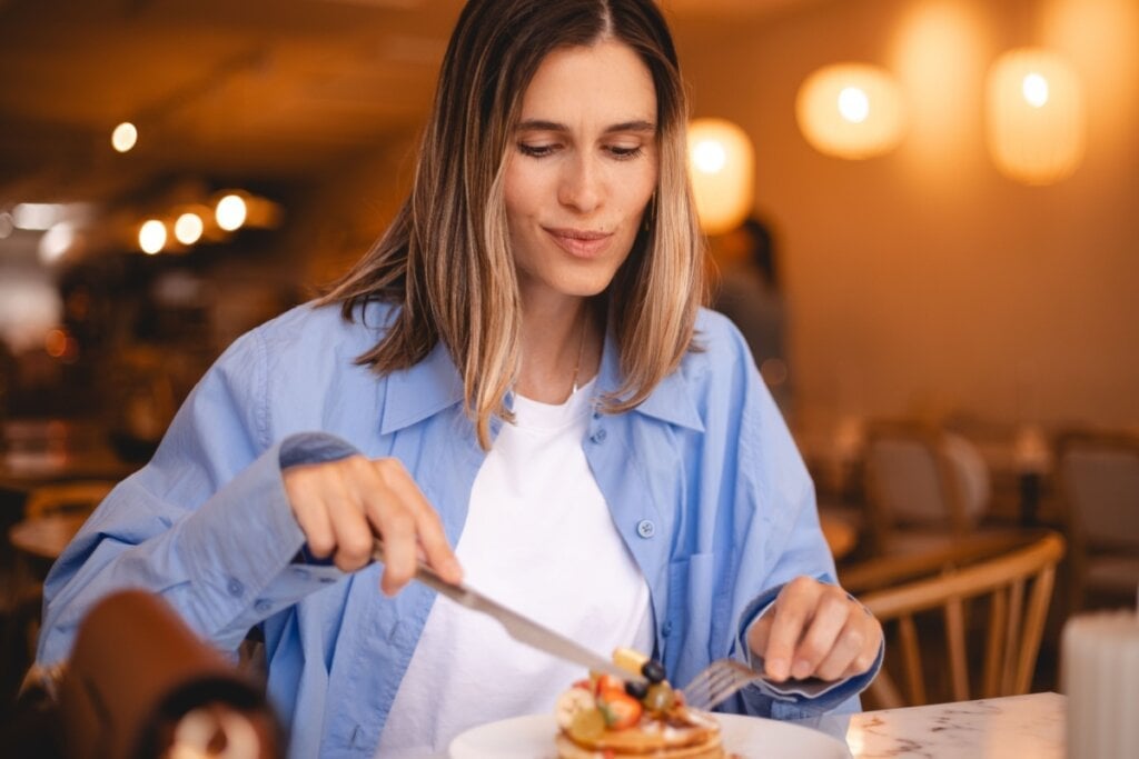 Mastigar várias vezes antes de engolir facilita a saúde digestiva (Imagem: Ekateryna Zubal | Shutterstock)