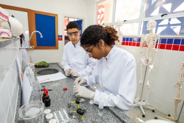 Estudantes em laboratório