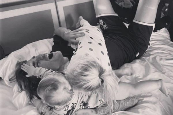 Griezmann com filhos por Reprodução