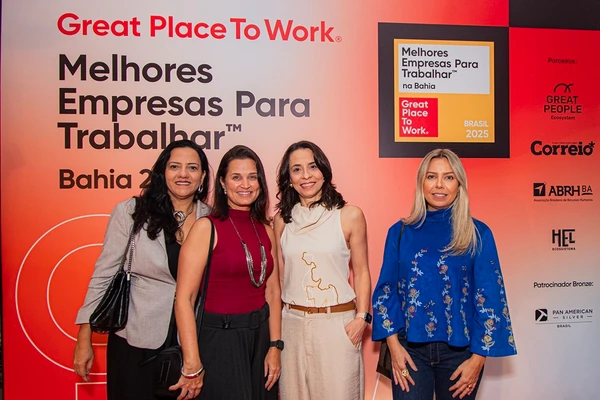 Luciana Gomes (de azul) com o time comercial do Correio