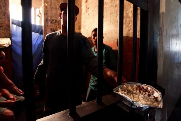 Marmitas eram usadas para enviar itens proibidos ao presídio por Reprodução