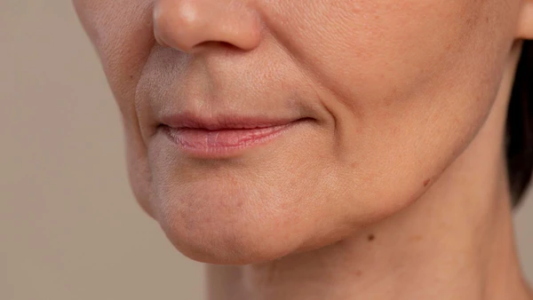 Massagem facial: a solução para um rosto mais jovem e sem bigode chinês