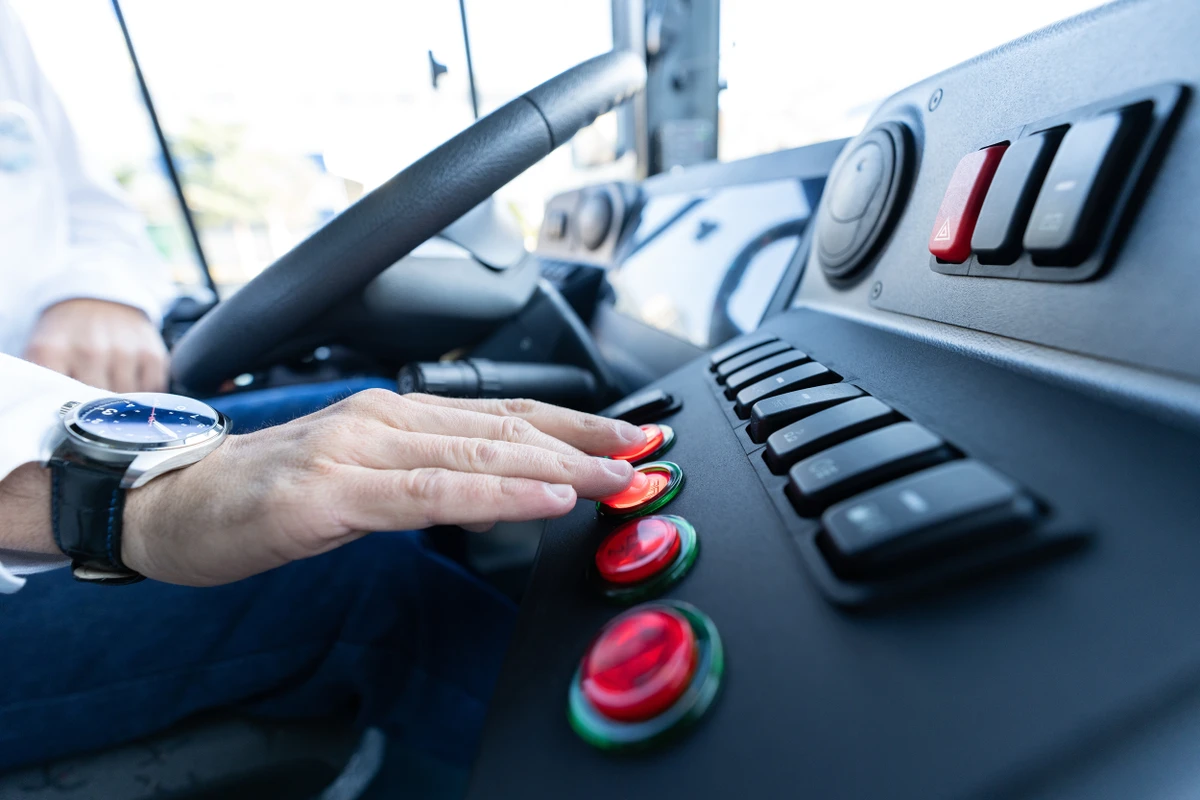 Motorista de ônibus por Shutterstock