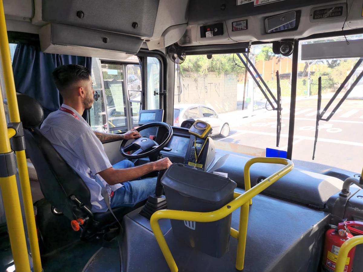 Motorista de ônibus por Shutterstock
