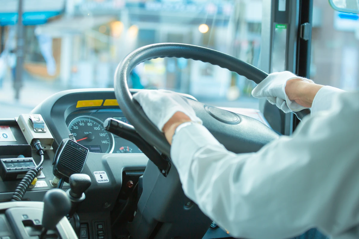 Motorista de ônibus por Shutterstock