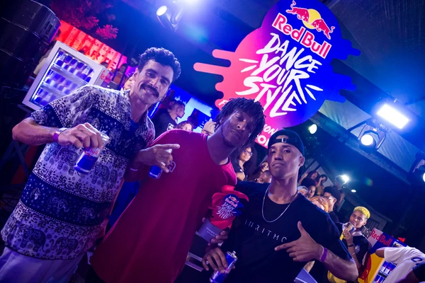 Os finalistas da etapa de Salvador do Red Bull Dance Your Style: Jony BZ (centro), campeão da seletiva, ao lado de Dimas (esquerda) e Denilson Rasieli (direita) 