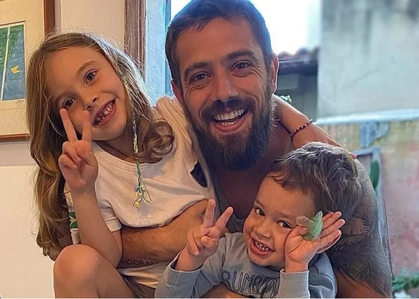 Rafael Cardoso e os filhos  por Reprodução/Instagram