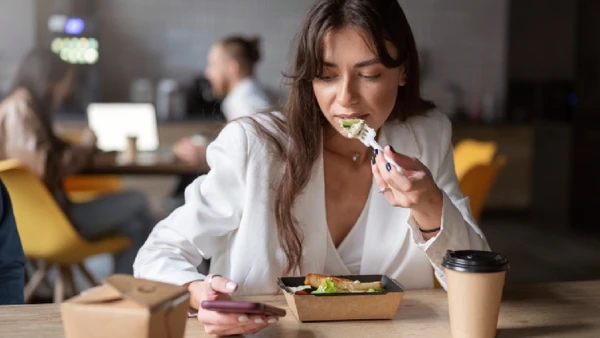 Descubra por que apoiar os braços à mesa é malvisto desde a Idade Média