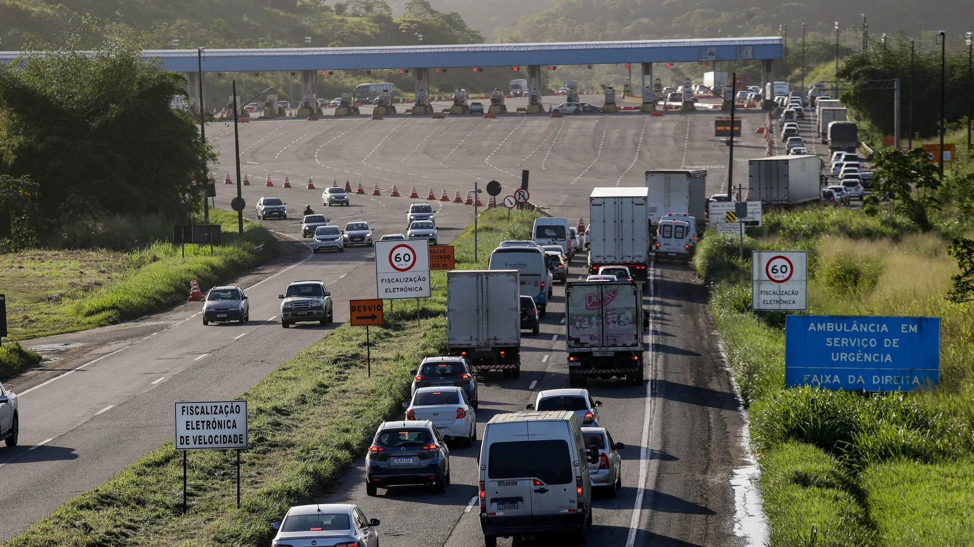 Imagem - Motoristas enfrentam mais de 13 quilômetros de engarrafamento para aproveitar o São João na Bahia