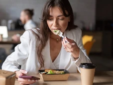 Imagem - Por que colocar os cotovelos na mesa é considerado rude na etiqueta?