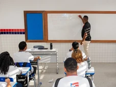Imagem - Edital para contratação de professores para rede pública tem vagas com remuneração de R$ 3,2 mil