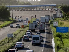Imagem - Motoristas enfrentam mais de 13 quilômetros de engarrafamento para aproveitar o São João na Bahia