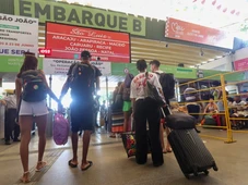 Imagem - Rodoviária cheia: tem gente indo para o interior de surpresa visitar a família