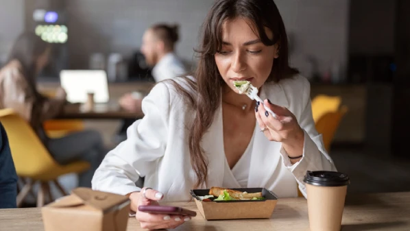 Por que colocar os cotovelos na mesa é considerado rude na etiqueta?