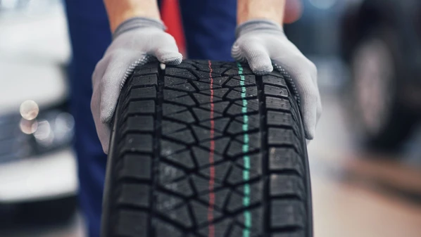 O que significa o ponto vermelho no pneu do carro e para que ele serve?