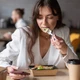 Imagem - Por que colocar os cotovelos na mesa é considerado rude na etiqueta?