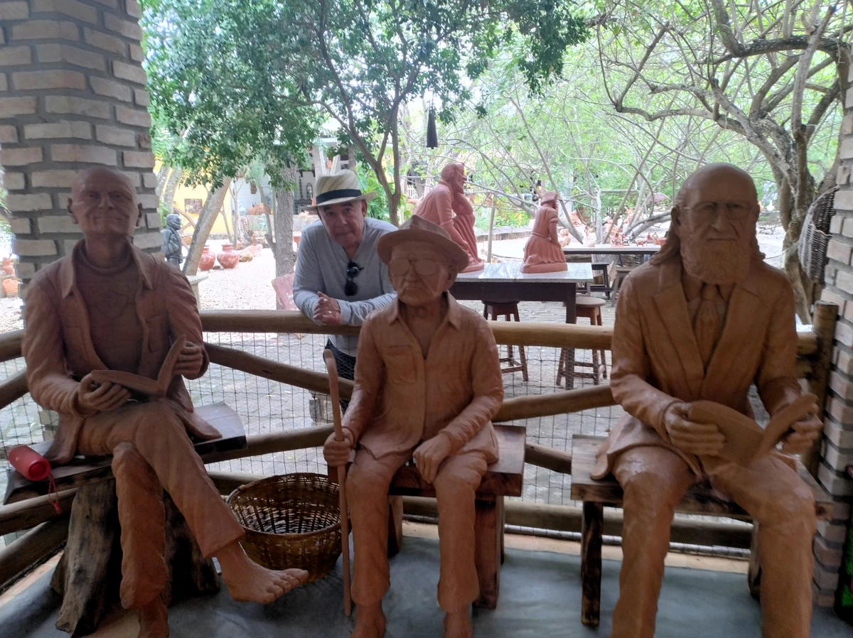 Ariano Suassuna, do poeta e cantador cearense Patativa do Assaré e do educador pernambucano Paulo Freire