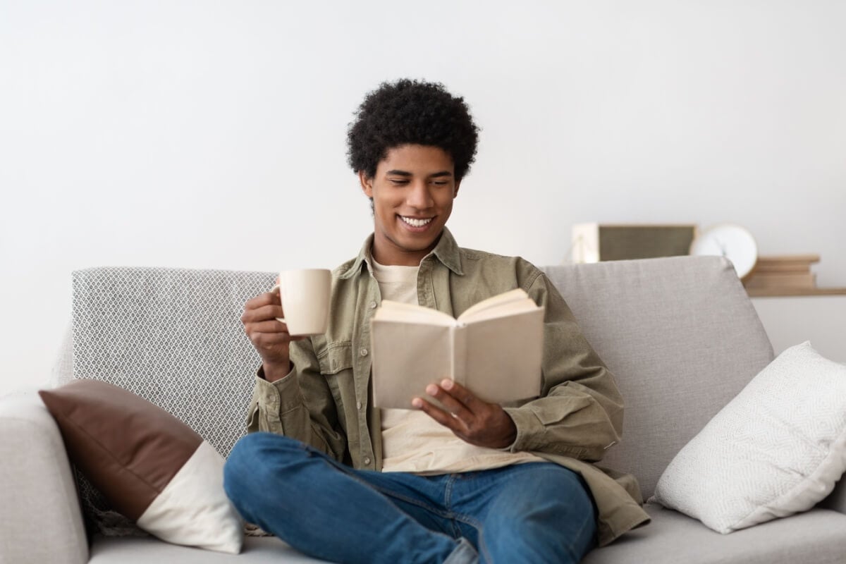 A leitura durante o feriado é uma ótima forma de estimular a mente e reduzir o estresse (Imagem: Prostock-studio | Shutterstock)