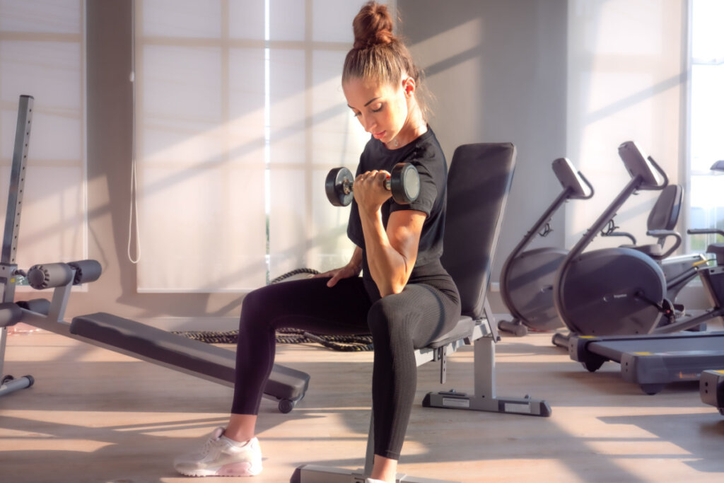 Musculação ajuda a queimar calorias e a reduzir a gordura localizada (Imagem: NassornSnitwong | Shutterstock)