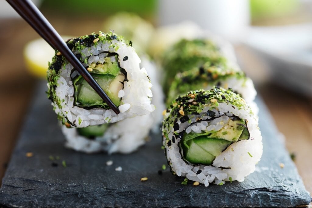 Sushi de abacate com pepino (Imagem: Joshua Resnick | Shutterstock)