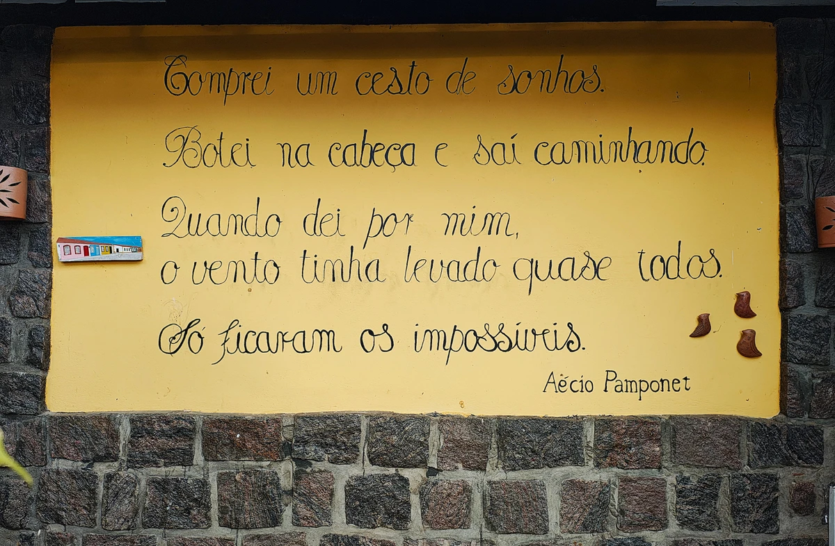 os espaços da sede da fazenda ostentam pensamentos (foto 5) de diversos autores
