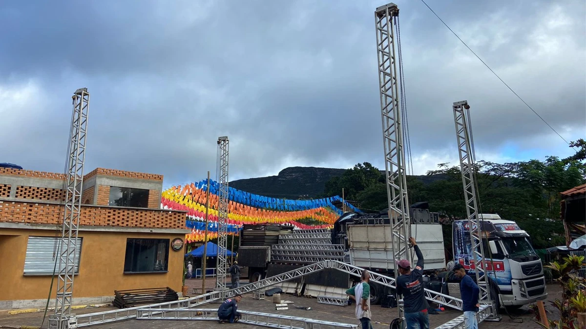Estrutura da festa de São João sendo montada no Vale do Capão 