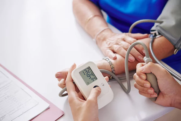 Idosos precisam medir pressão arterial por Shutterstock