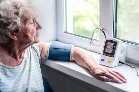 Idosos precisam medir pressão arterial por Shutterstock