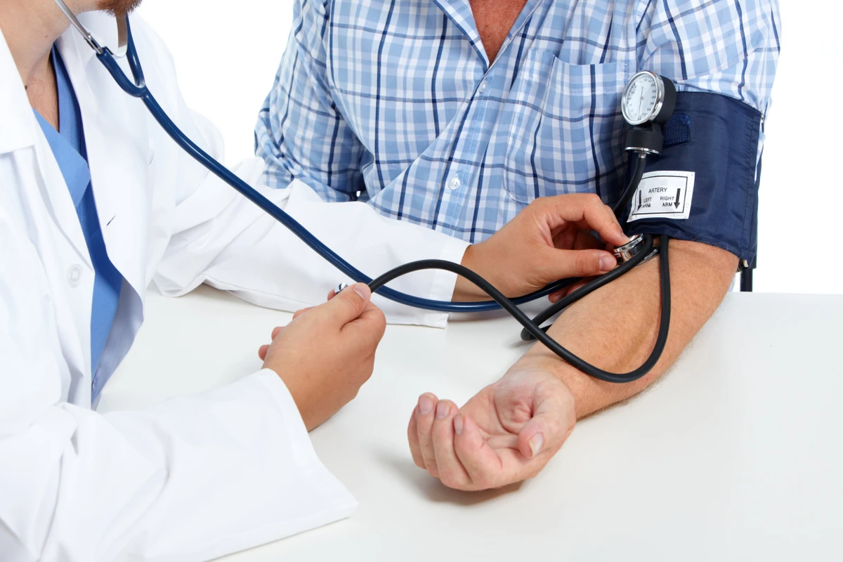 Idosos precisam medir pressão arterial por Shutterstock