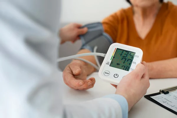 Idosos precisam medir pressão arterial por Shutterstock