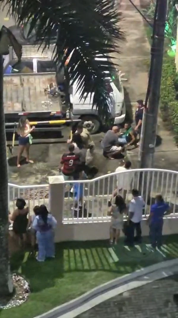 Moradores registraram briga em vídeos por Reprodução