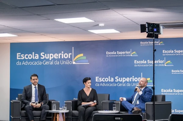 O ministro da Advocacia-Geral da União (AGU), Jorge Messias, e o presidente do INSS, Gilberto Waller Júnior, tiram dúvidas da população