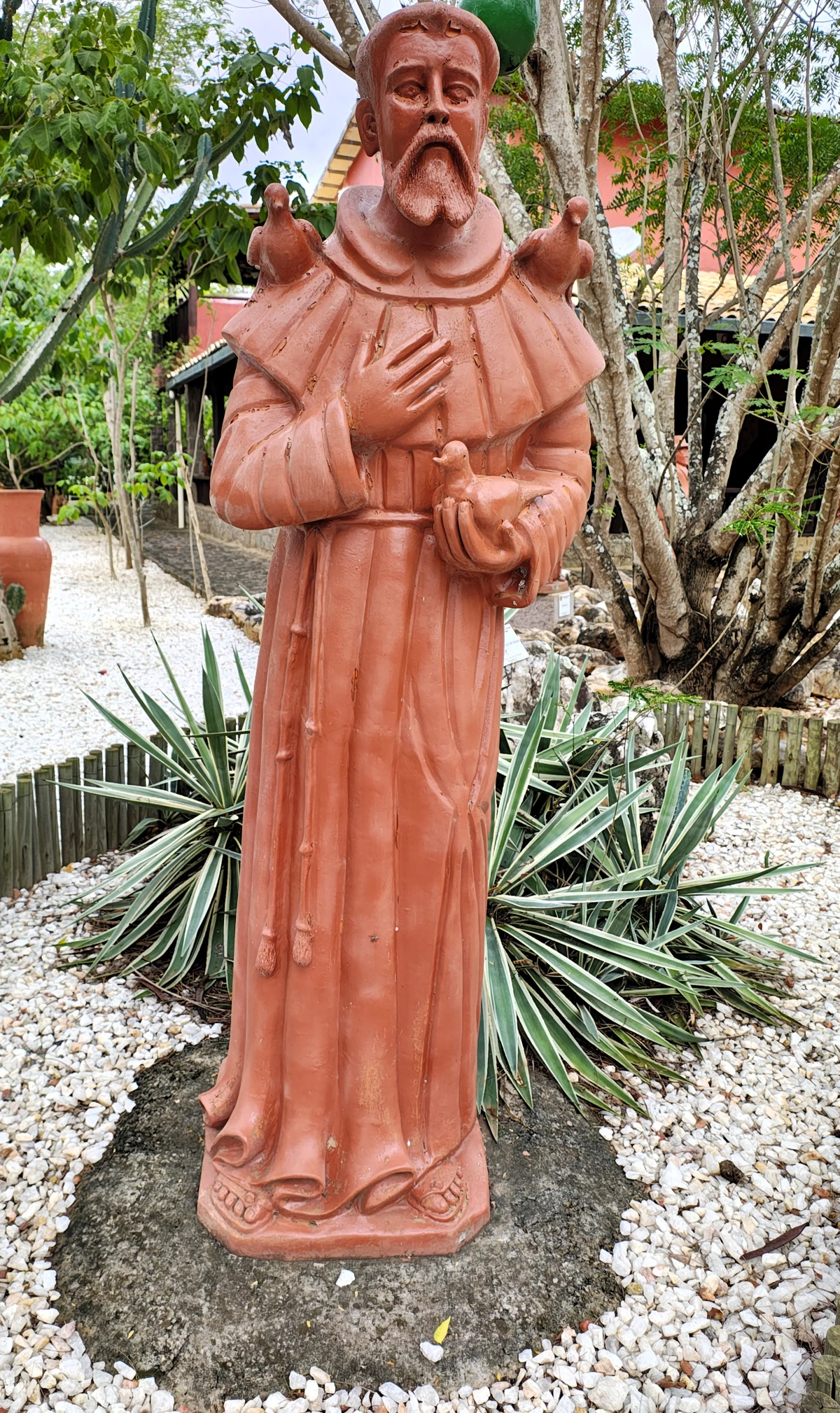 Primeira aquisição: escultura em cerâmica de São Francisco de Assis 