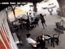 Imagem - Homem golpeia cliente com barra de ferro na cabeça em bar; vídeo flagrou momento