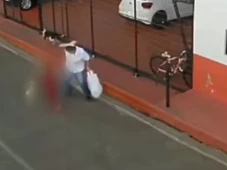 Imagem - Padrasto flagrado agredindo criança de 2 anos alega que 'teve um momento de surto'