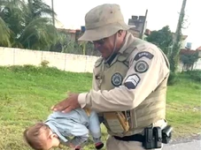 Imagem - Policiais salvam bebê engasgado que estava sem respirar