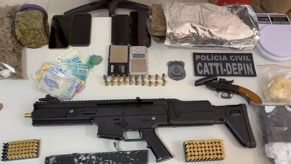 Mulher é presa com submetralhadora, revólver e drogas na Bahia