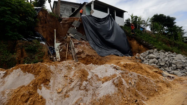 Homem fica soterrado após casa desabar em Simões Filho