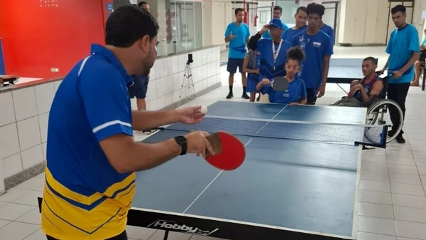 Centro Paralímpico oferece aulas gratuitas de tênis de mesa para jovens com deficiência