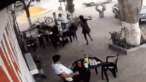 Homem golpeia cliente com barra de ferro na cabeça em bar; vídeo flagrou momento