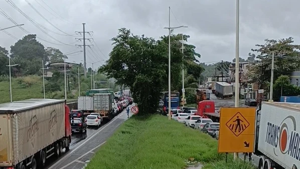 Todo ano a mesma agonia: veja como foi o sufoco pra sair de Salvador pela BR 324