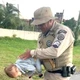 Imagem - Policiais salvam bebê engasgado que estava sem respirar