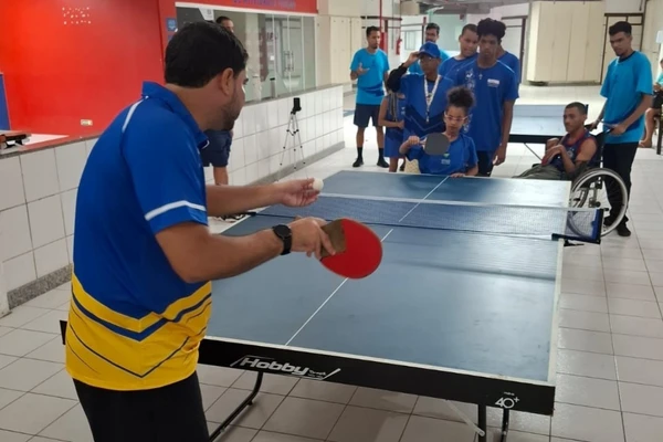 Centro de Referência Paralímpico Bahia passa a oferecer aulas de tênis de mesa para jovens com deficiência