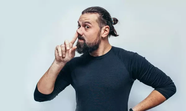 Cutucar o nariz pode ser perigoso por Shutterstock