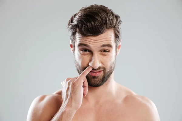 Cutucar o nariz pode ser perigoso por Shutterstock