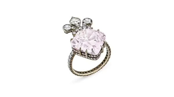 Diamante rosa raro que pertenceu à Maria Antonieta  por Christie's Images